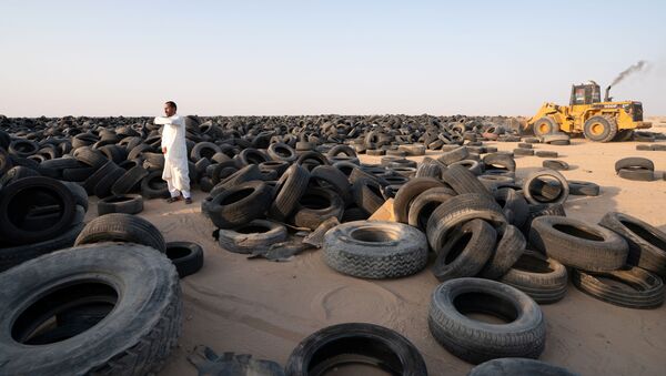 المقاول السوري، إبراهيم كمال، يدير رافعة شوكية أمام مصنع لإعادة تدوير الإطارات في منطقة السالمي، الكويت 4 سبتمبر 2021 - سبوتنيك عربي