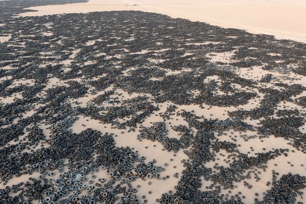 صورة جوية للإطارات التالفة في منطقة السالمي، الكويت، 4 سبتمبر 2021 - سبوتنيك عربي