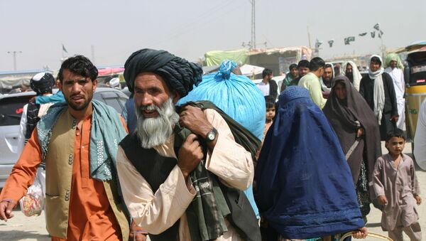 لاجئون أفغانيون يعبرون الحدود إلى باكستان، أفغانستان 7 سبتمبر 2021 - سبوتنيك عربي