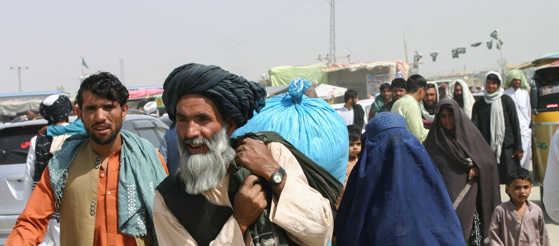 لاجئون أفغانيون يعبرون الحدود إلى باكستان، أفغانستان 7 سبتمبر 2021 - سبوتنيك عربي, 1920, 08.09.2021