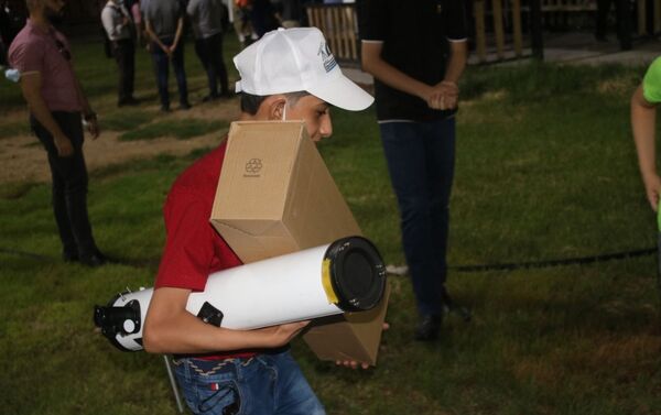 الطفل العراقي إبراهيم آل ديبس يوثق الأحداث الفلكية في سماء بغداد، العراق 8 سبتمبر 2021 - سبوتنيك عربي