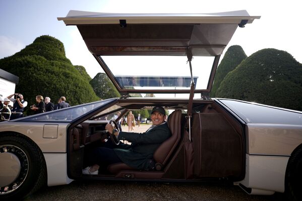 يقف صاحب السيارة ورجل الأعمال الأمريكي فيليب ساروفيم، الأصل من تكساس، لالتقاط صورة مع سيارته أستون مارتن بولدوغ، بعد كشف الستار عن سيارة أستون مارتن بولدوغ، عام 1979، وهي الوحيدة من نوعها على الإطلاق، وذلك بعد ترميمها بعد أن ظلت خامدة لمدة 35 عامًا، في قصر هامبتون كورت جنوب غرب لندن، إنجلترا 3 سبتمبر 2021 - سبوتنيك عربي