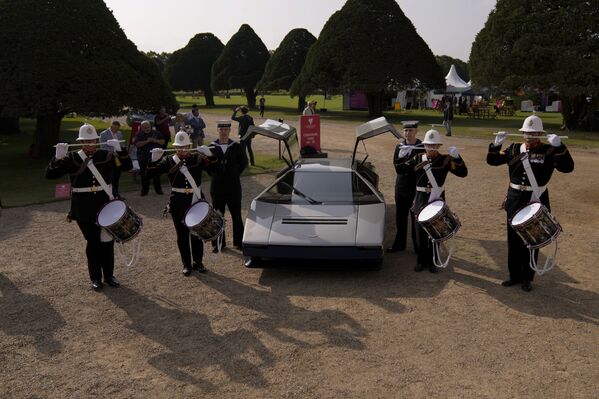 كشف الستار عن سيارة أستون مارتن بولدوغ، عام 1979، وهي الوحيدة من نوعها على الإطلاق، وذلك بعد ترميمها بعد أن ظلت خامدة لمدة 35 عامًا، في قصر هامبتون كورت جنوب غرب لندن، إنجلترا 3 سبتمبر 2021 - سبوتنيك عربي