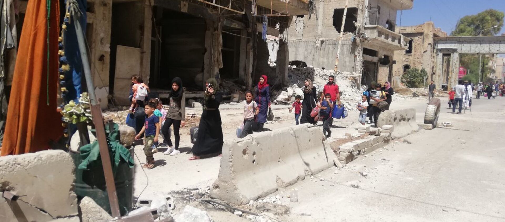 أهالي (درعا البلد) يعودون لمنازلهم مع استمرار الجيش السوري بتمشيط الحي - سبوتنيك عربي, 1920, 09.09.2021