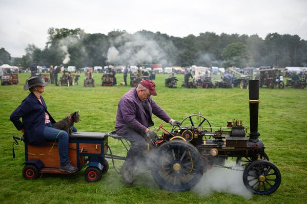 رجل يقود محركه البخاري المصغر في الساحة الرئيسية لسباق يوركشاير تراكشون إنجين رالي (Yorkshire Traction Engine Rally) الذي أقيم في أراضي سكامبستون هال، في مالتون، بالقرب من يورك، شمال إنجلترا في 4 سبتمبر 2021

يقام معرض البخار في 4 و 5 سبتمبر ويضم العديد من المحركات البخارية العاملة جنبًا إلى جنب مع عروض للمركبات العسكرية والكلاسيكية. - سبوتنيك عربي
