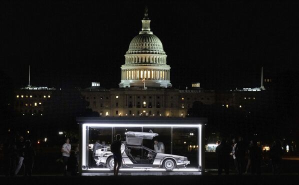 عرض سيارة دي ام سي-12 (DeLorean DMC-12) لعام 1981 من سلسلة أفلام العودة إلى المستقبل (Back to the Future) في ناشونال مول، وشانطن، الولايات المتحدة في 4 سبتمبر 2021

 العرض جزء من معرض السيارات السنوي في معرض الكابيتول الذي يحتفل بتراث السيارات في أمريكا من خلال عرض أحدث المجندين في السجل الوطني التاريخي للسيارات. - سبوتنيك عربي