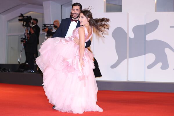 الممثلة مارينا فالديمورو ماينو ورفيقها سالفاتور دوتشكاماليا على السجادة الحمراء للموناليزا والقمر الدموي في مهرجان البندقية السينمائي الدولي الـ78، إيطاليا 5 سبتمبر 2021 - سبوتنيك عربي