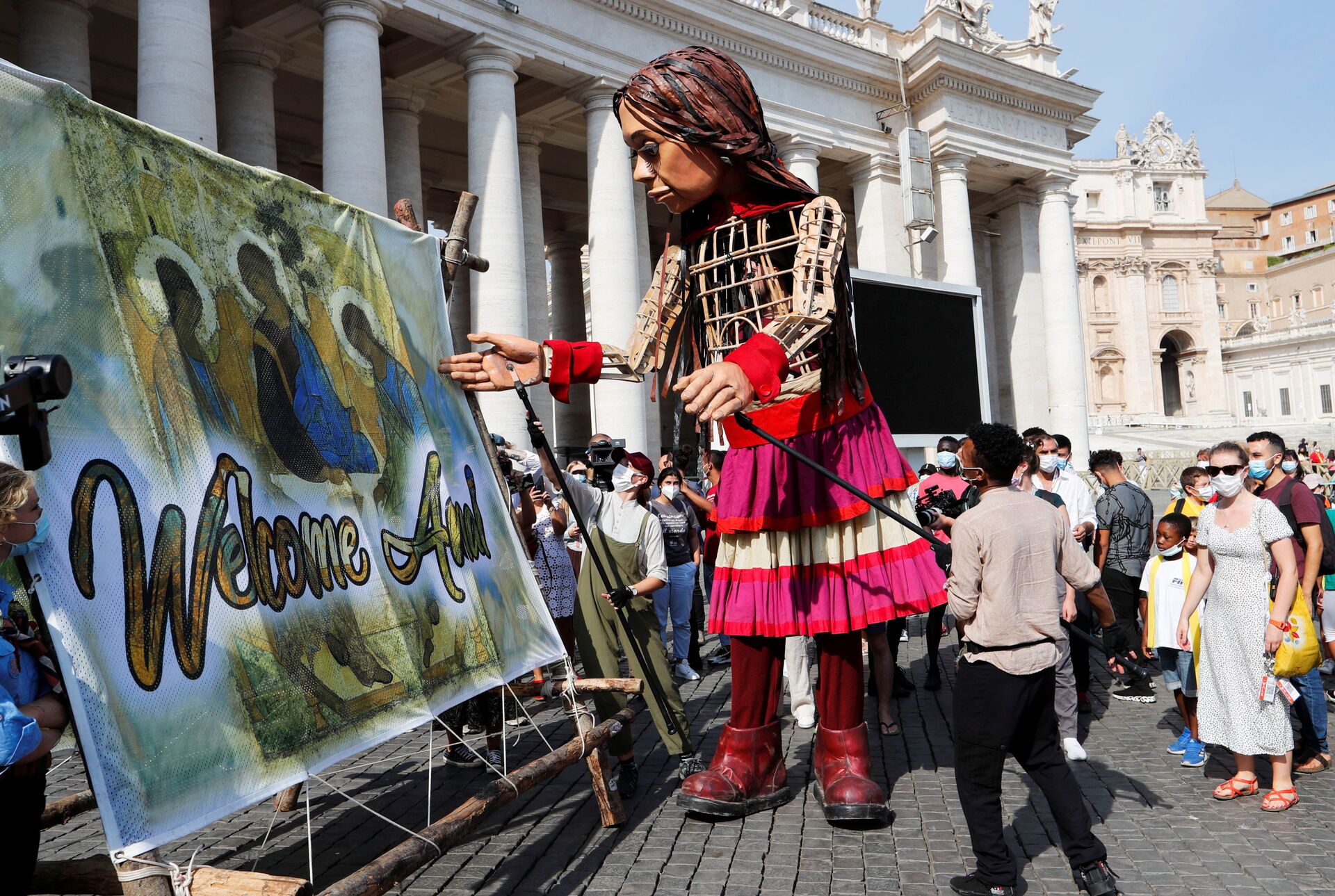 الصغيرة أمل، لعبة طولها 3.5 م، تمثل فتاة سورية، التي وصلت إلى الفاتيكان بعد رحلتها من التي انطلقت من تركيا إلى أوروبا، في إطار السير لـ 8000 كم من التوعية حول محنة اللاجئين الشباب، 10 سبتمبر 2021 - سبوتنيك عربي, 1920, 23.11.2021