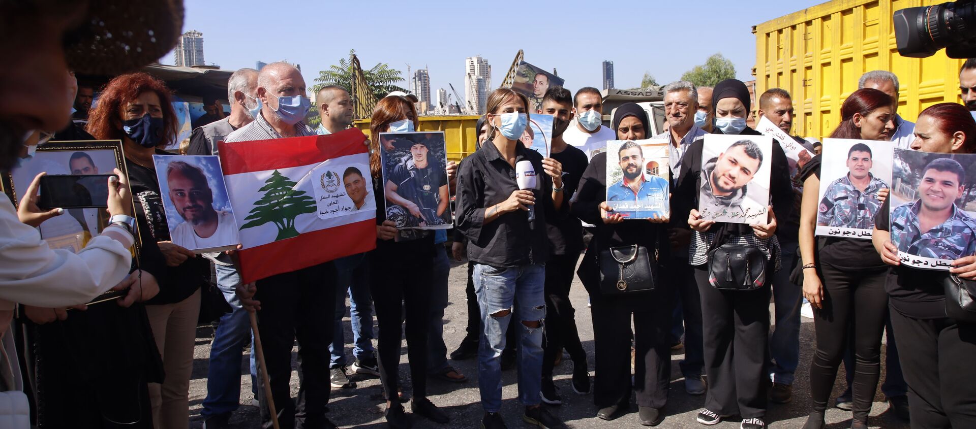 أهالي ضحايا مرفأ بيروت يغلقون مدخل البوابة رقم 9 من المرفأ، لبنان 13 سبتمبر 2021 - سبوتنيك عربي, 1920, 13.09.2021