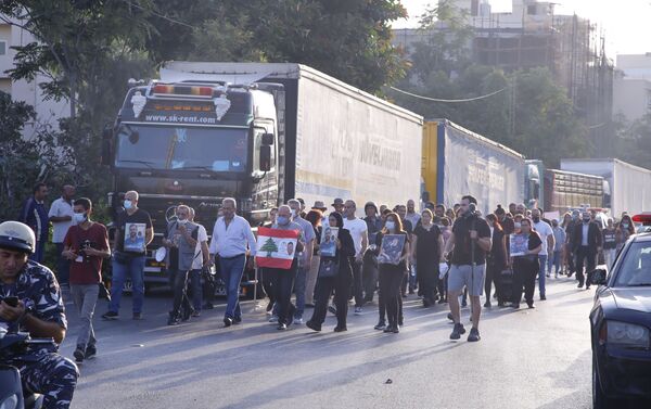 أهالي ضحايا مرفأ بيروت يغلقون مدخل البوابة رقم 9 من المرفأ، لبنان 13 سبتمبر 2021 - سبوتنيك عربي