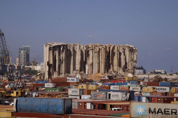 أهالي ضحايا مرفأ بيروت يغلقون مدخل البوابة رقم 9 من المرفأ، لبنان 13 سبتمبر 2021 - سبوتنيك عربي