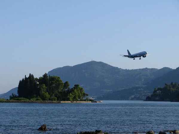 جزيرة كورفو

مدرج جزيرة كورفو هو الأقصر في أوروبا، وقريب جدًا من البحر لدرجة أن الطائرة تكاد أن تهبط على الماء. والمتواجدون على الشاطئ يعيشون لحظات الإثارة، إذا أن الطائرة تحلق فوق رؤسهم على ارتفاع 25 متراً. - سبوتنيك عربي