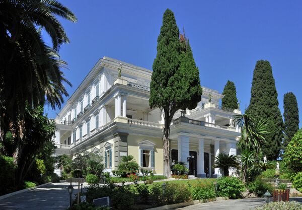 قصر أخيليون - عامل الجذب الرئيسي على الجزيرة، التي أسسها المستعمرون اليونانيون في القرن الـ8 قبل الميلاد.

بمرور الزمن، كانت المدينة تابعة للإمبراطورية الرومانية وجمهورية البندقية وفرنسا وبريطانيا العظمى. هناك قصور إنجليزية وقصر فينيسي وأديرة قديمة.
المركز - متاهة من الشوارع الضيقة المرصوفة بالحصى - مدرج في قائمة اليونسكو للتراث العالمي. - سبوتنيك عربي