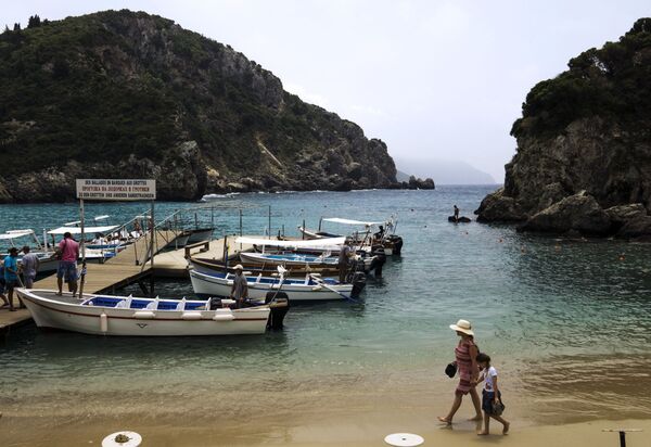 سياح على شاطئ البحر الأدرياتيكي في قرية باليوكاستريتسا على جزيرة كورفو - أصبحت هذه قرية الصيد الهادئة هذه منتجعًا شهيرًا. تمتاز شواطئها الرملية الجميلة، ولكن بسبب التيارات يكون الماء أكثر برودة من الأماكن الأخرى من الجزيرة.

وفقًا للأسطورة، كان هنا قد التقى أوديسي بمنقذته وحبه نافسيكايا. وهنا تم تصوير أحد أفلام جيمس بوند - من أجل عينيك فقط (For Your Eyes Only) مع الممثل الأمريكي الشهير روجر مور. - سبوتنيك عربي