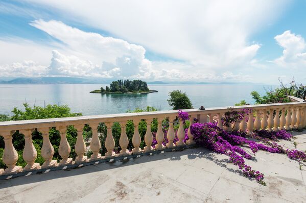 جزيرة الفأر بالقرب من جزيرة كورفو - من الأماكن الأخرى التي من الملائم مشاهدة طائرات الهبوط منها هو بونديكينيسي، التي ورد ذكرها في ملحمة هوميروس، وهي جزيرة الفأر، كما تقول المرشدة إيرينا تشامبرليدي. من الجدير أيضًا زيارة دير بانتوكراتور (Pantokrator) هناك، يمكنك الجلوس في مقهى، والقيام برحلة بالقارب. - سبوتنيك عربي