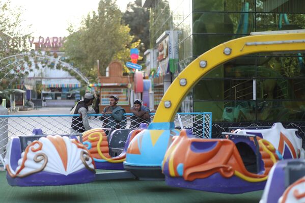 مسلحون من طالبان في أحد المتنزهات الترفيهية في مدينة كابول، أفغانستان، 8 سبتمبر 2021 - سبوتنيك عربي