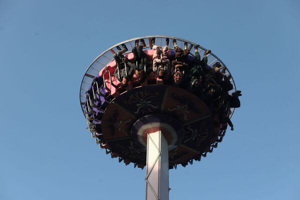 مسلحون من طالبان يمرحون في أحد المتنزهات الترفيهية في مدينة كابول، أفغانستان، 13 سبتمبر 2021 - سبوتنيك عربي