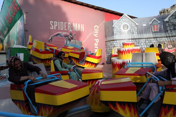 مسلحون من طالبان يمرحون في أحد المتنزهات الترفيهية في مدينة كابول، أفغانستان، 13 سبتمبر 2021 - سبوتنيك عربي