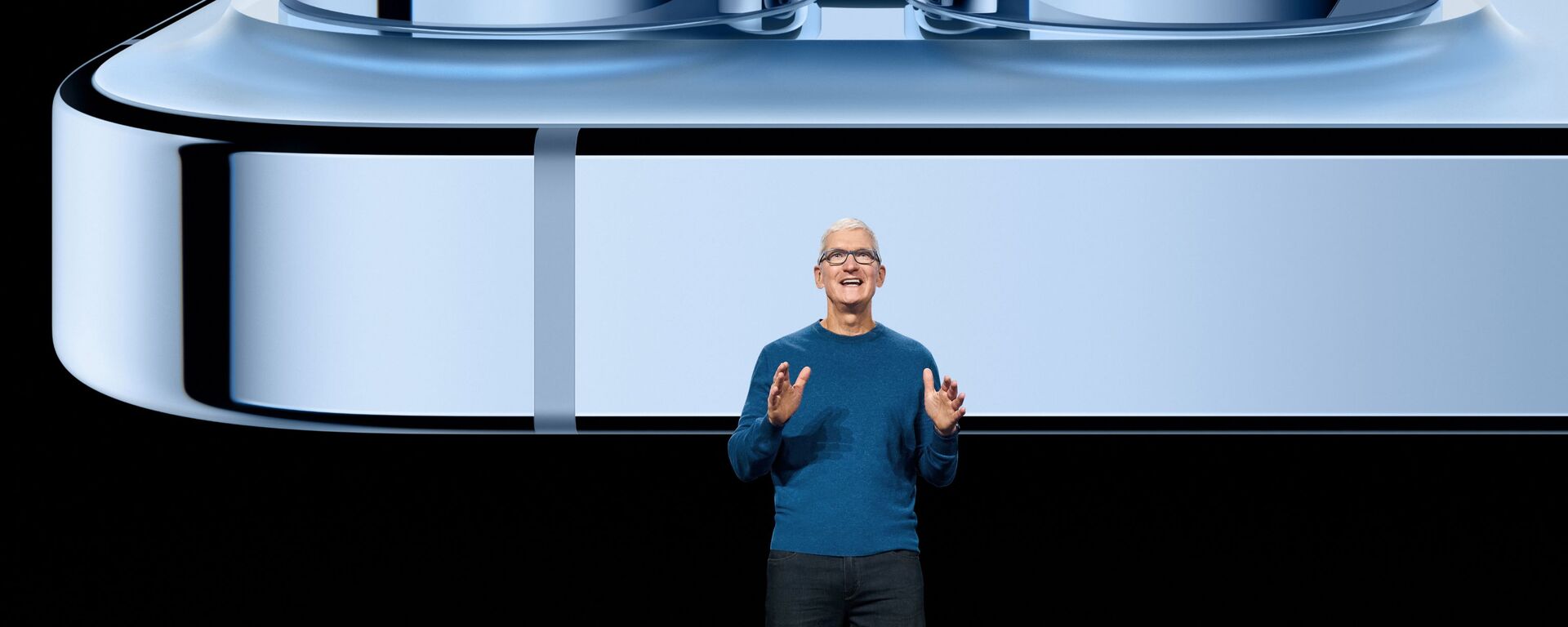 المدير العام لشركة آبل تيم كوك يكشف الستار عن أيفون 13 برو الجديد في أبل بارك في كوبيرتينو، كاليفورنيا، 14 سبتمبر 2021 - سبوتنيك عربي, 1920, 20.09.2021