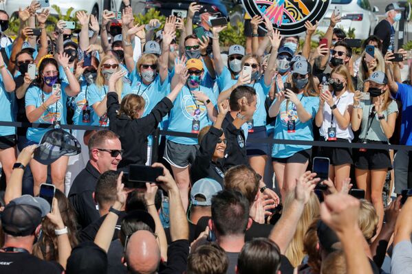 جماهير تحيي طاقم Inspiration4 المكون من كريس سيمبروسكي وسيان بروكتور وجاريد إيزاكمان وهايلي أرسينو، أول طاقم مدني يسافر على متن صاروخ سبايس إكس فالكون 9 إلى الفضاء، فلوريدا، الولايات المتحدة 15 سبتمبر 2021 - سبوتنيك عربي