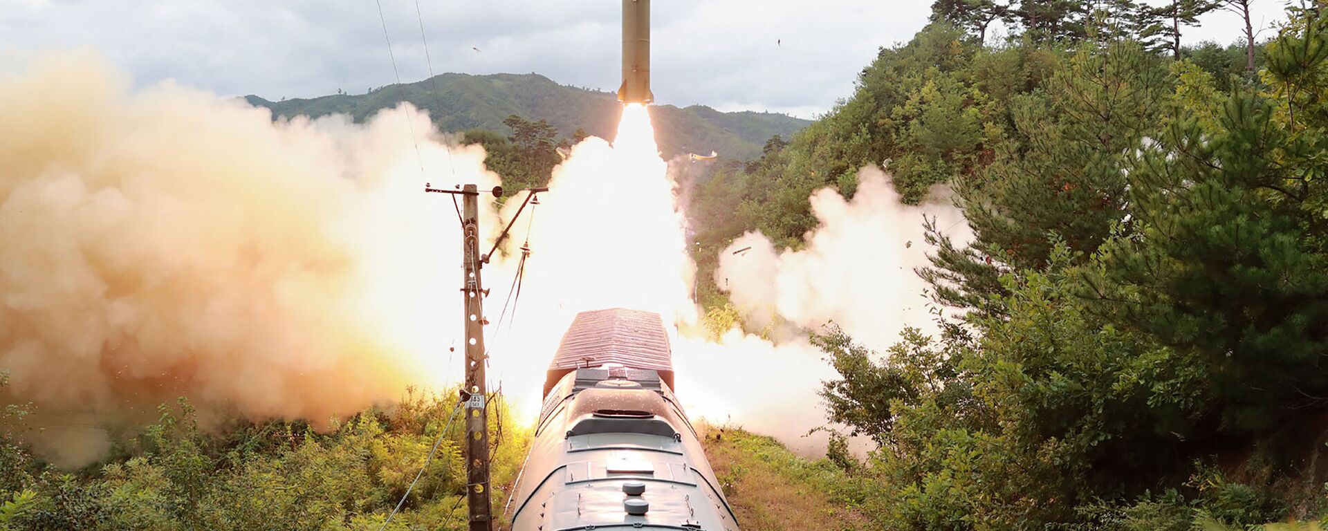 تظهر هذه الصورة التي التقطت في 15 سبتمبر 2021، نشرتها وكالة الأنباء المركزية الكورية الرسمية في كوريا الشمالية في 16 سبتمبر، اختبارات لإطلاق تجريبي لفوج صاروخي محمول على السكك الحديدية. - سبوتنيك عربي, 1920, 06.01.2022
