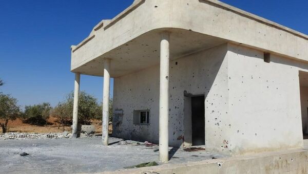   مقتل مدنيين بتبادل مدفعي بين مسلحي التركمانية والكردية وعملية تركية محدودة قادمة شرقي سوريا، صورة لأحد منازل قرية الدبس بريف عين عيسى - سبوتنيك عربي