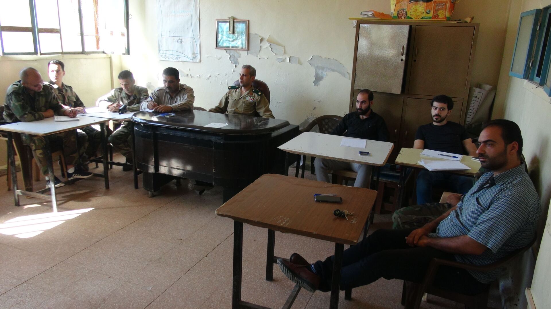 المسلحين يسلمون أسلحتهم للجيش السوري في طفس - سبوتنيك عربي, 1920, 23.11.2021