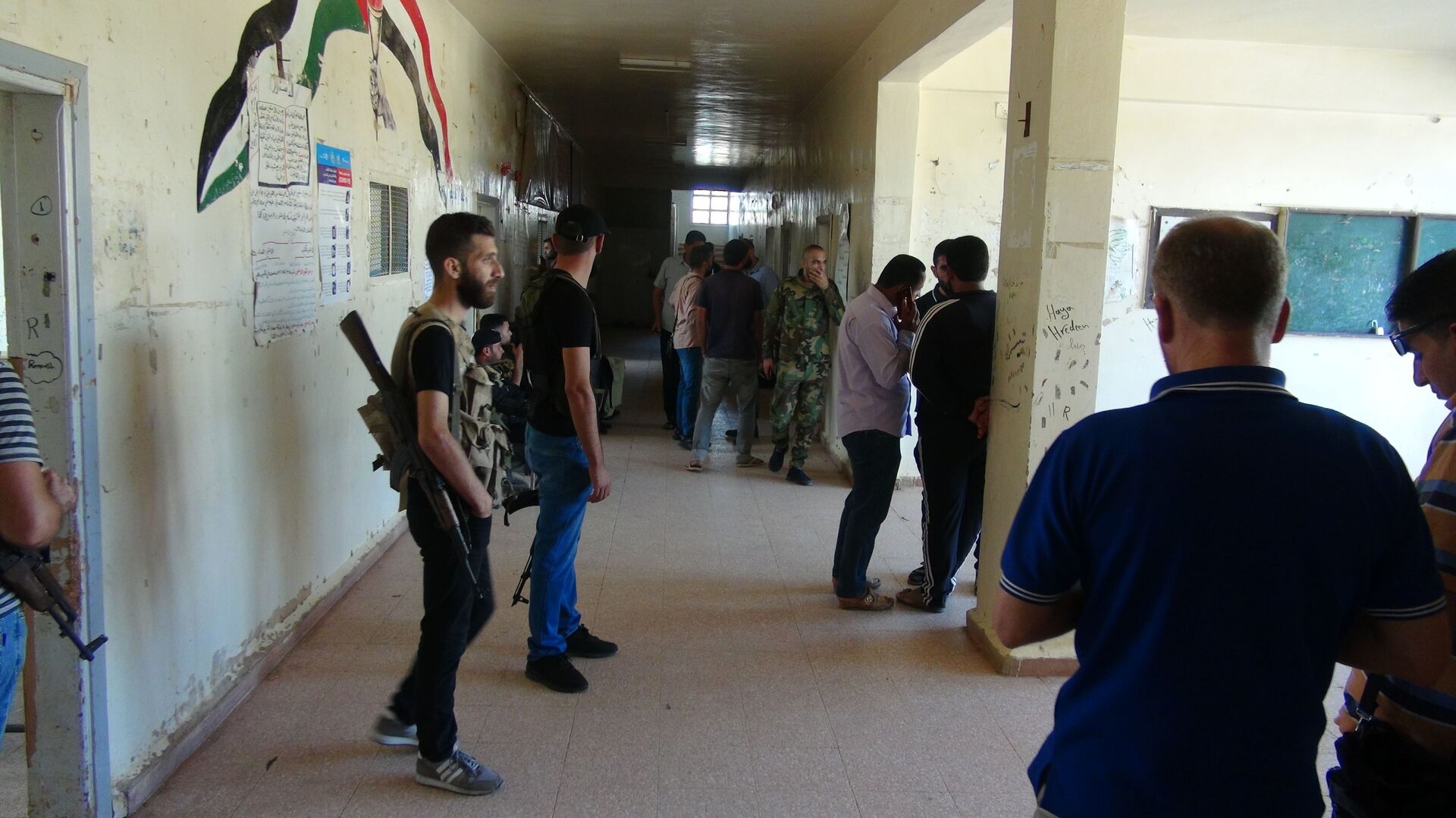 المسلحين يسلمون أسلحتهم للجيش السوري في طفس - سبوتنيك عربي, 1920, 23.11.2021