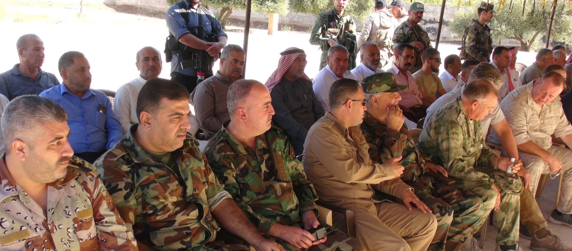 المسلحين يسلمون أسلحتهم للجيش السوري في طفس - سبوتنيك عربي, 1920, 18.09.2021