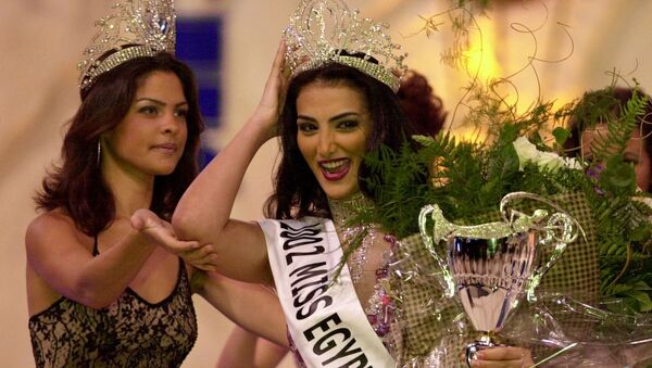 الفنانة المصرية، حورية فرغلي خلال تتويجها كملكة جمال مصري لعام 2001 - سبوتنيك عربي