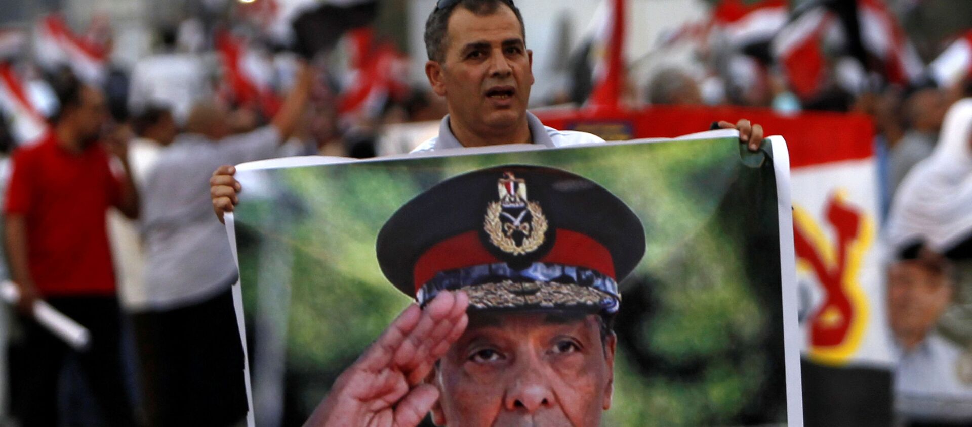 رجل يحمل صورة وزير الدفاع المصري الأسبق محمد حسين طنطاوي، القاهرة، مصر 23 يونيو 2021 - سبوتنيك عربي, 1920, 21.09.2021