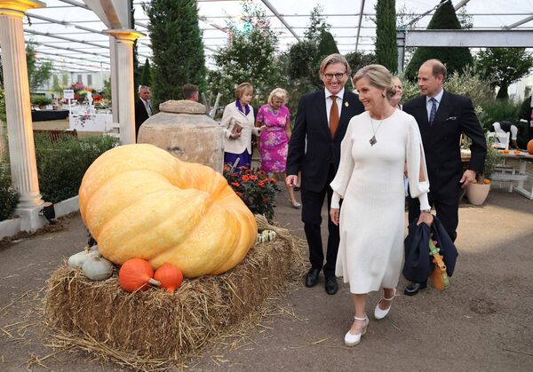 الأمير البريطاني إدوارد، إيرل ويسيكس، وكونتيسة ويسيكس البريطانية صوفي في معرض تشيلسي الكبير للزهور في لندن، إنجلترا 20 سبتمبر 2021 - سبوتنيك عربي