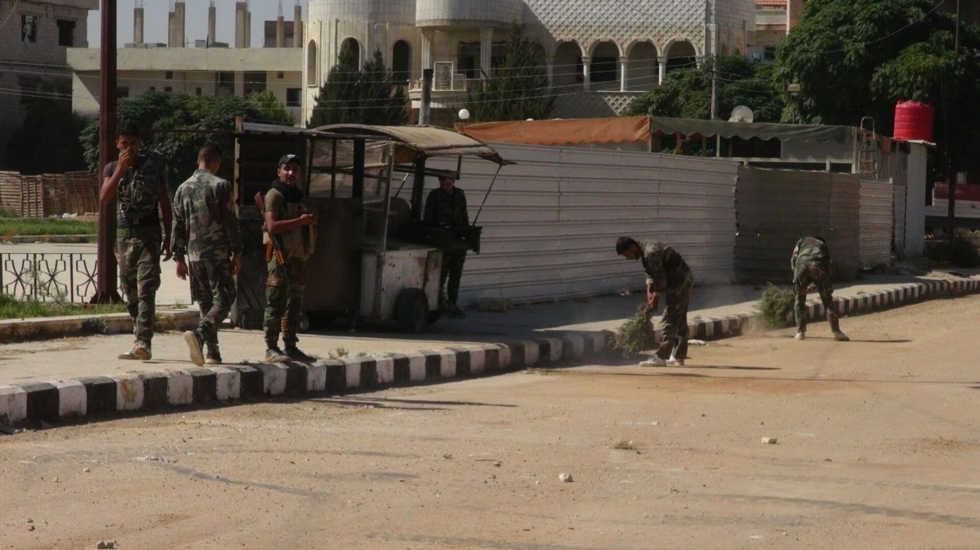 درعا.. الجيش السوري يرفع الحواجز والسواتر إيذانا بانتهاء حقبة التهديدات الأمنية - سبوتنيك عربي, 1920, 23.11.2021