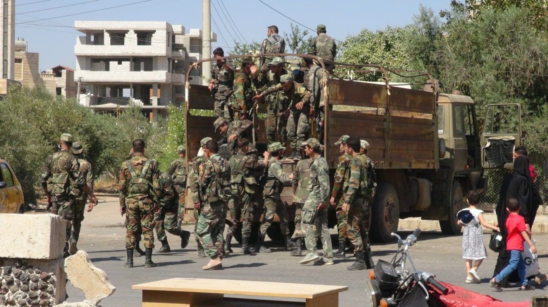 درعا.. الجيش السوري يرفع الحواجز والسواتر إيذانا بانتهاء حقبة التهديدات الأمنية - سبوتنيك عربي, 1920, 23.11.2021