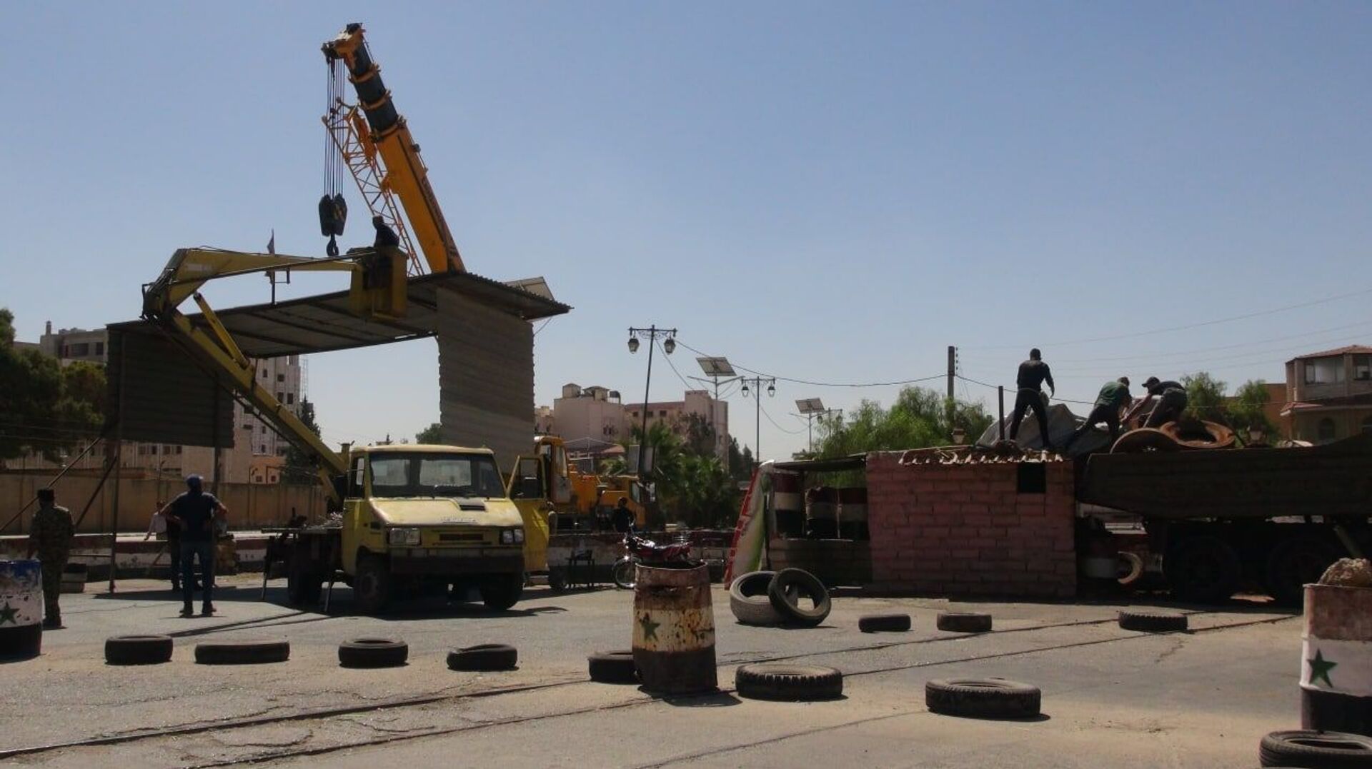 درعا.. الجيش السوري يرفع الحواجز والسواتر إيذانا بانتهاء حقبة التهديدات الأمنية - سبوتنيك عربي, 1920, 23.11.2021