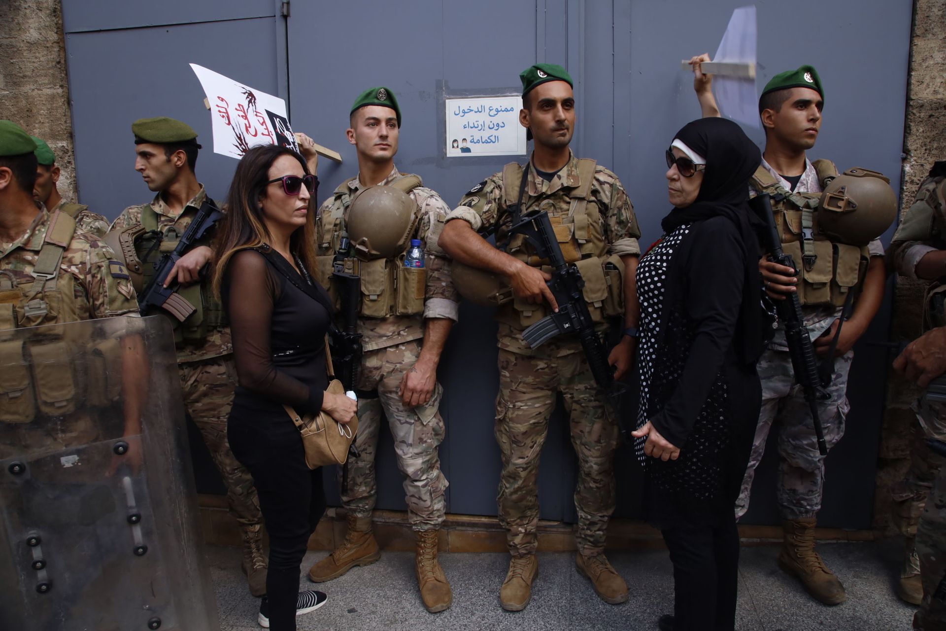 جمعية صرخة المودعين وتحالف متحدون ينفذون مسيرة وسط مدينة بيروت على عدد من المصارف للمطالبة باستعادة ودائعهم بالعملة الصعبة وسط تواجد كثيف للجيش اللبناني والقوى الأمنية، لبنان 24 سبتمبر 2021 - سبوتنيك عربي, 1920, 23.11.2021