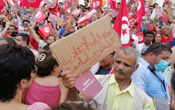 معارضون يحتجون على قرارات الرئيس التونسي - سبوتنيك عربي
