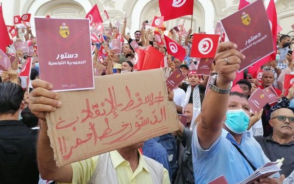 معارضون يحتجون على قرارات الرئيس التونسي - سبوتنيك عربي