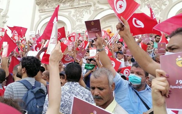 معارضون يحتجون على قرارات الرئيس التونسي - سبوتنيك عربي
