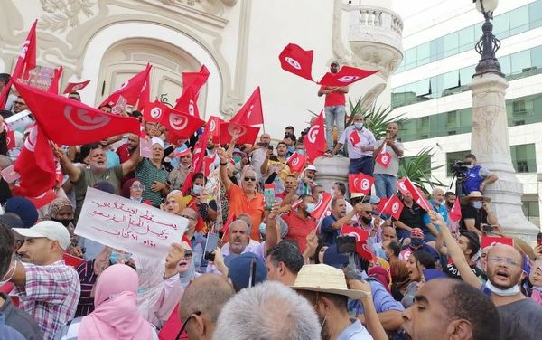 معارضون يحتجون على قرارات الرئيس التونسي - سبوتنيك عربي