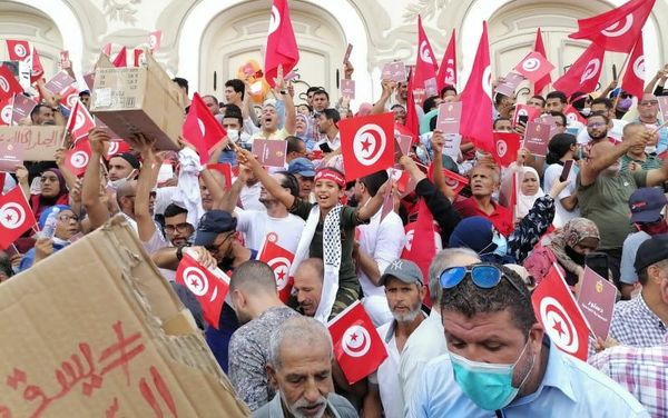 معارضون يحتجون على قرارات الرئيس التونسي - سبوتنيك عربي