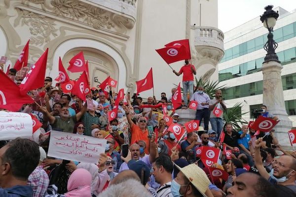 معارضون يحتجون على قرارات الرئيس التونسي - سبوتنيك عربي