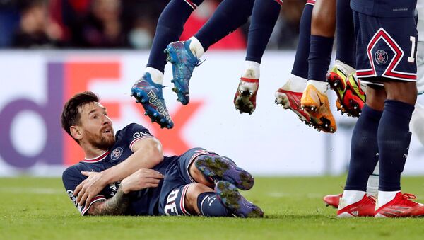 الأرجنتيني ليونيل ميسي يفترش الأرض خلف الحائط البشري لفريقه باريس سان جيرمان الفرنسي - سبوتنيك عربي