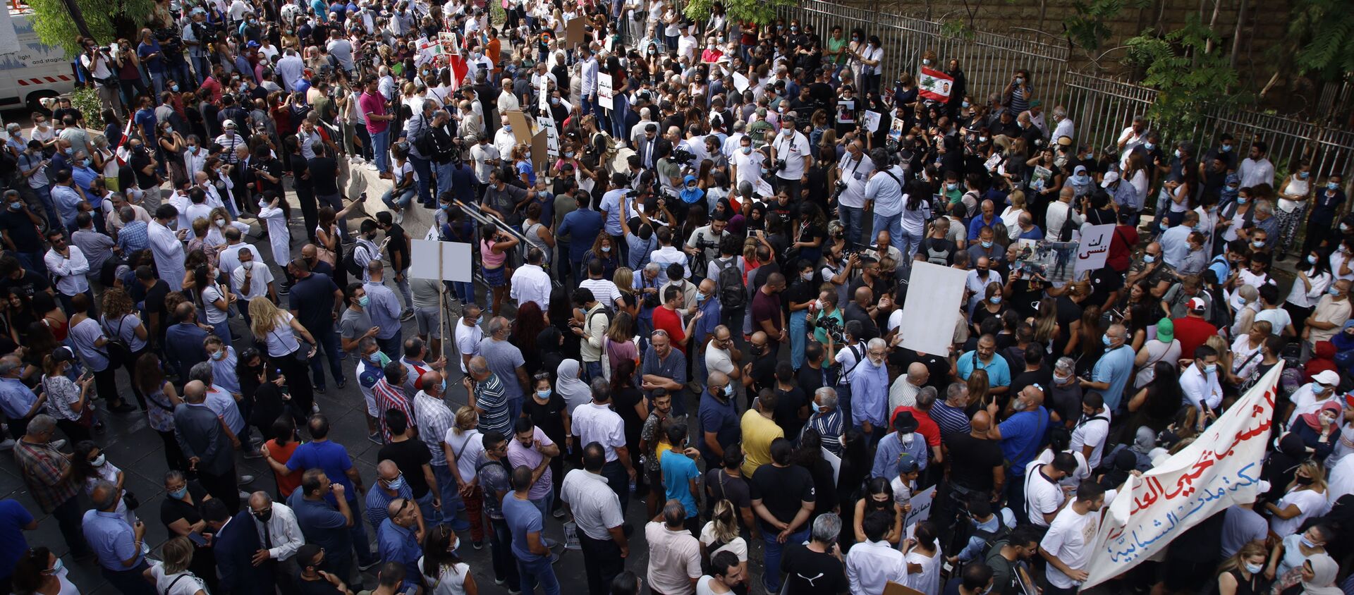 أهالي ضحايا انفجار مرفأ بيروت وعدد من مجموعات المجتمع المدني، يعتصمون أمام قصر العدل للمطالبة باستكمال التحقيق والوصول إلى العدالة، بيروت، لبنان، 29 سبتمبر 2021 - سبوتنيك عربي, 1920, 30.10.2021