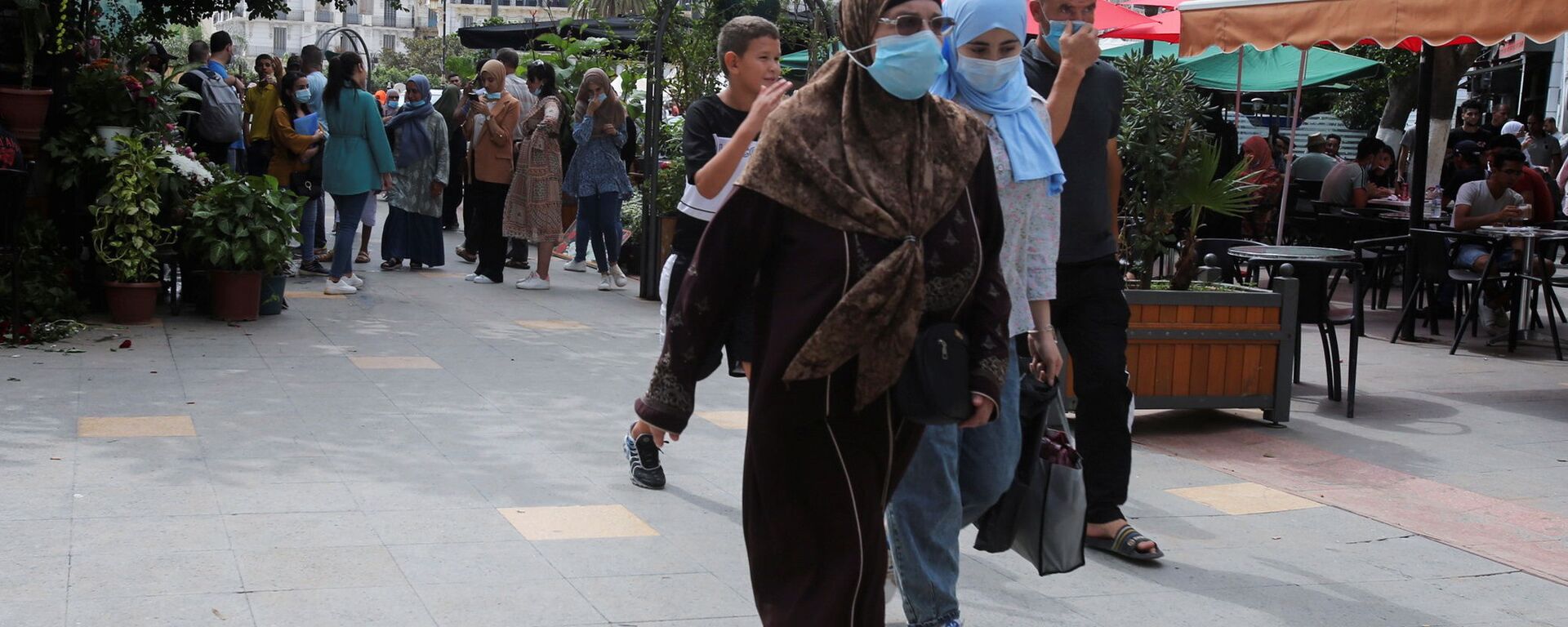 مواطنون في أحد شوارع الجزائر في ظل تفشي كورونا - سبوتنيك عربي, 1920, 11.02.2022