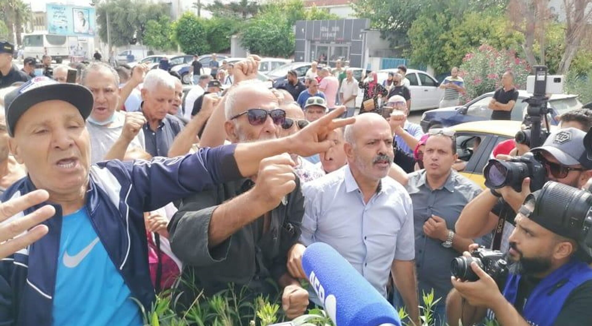 حشود أمنية ومتظاهرين أمام البرلمان التونسي - سبوتنيك عربي, 1920, 01.10.2021