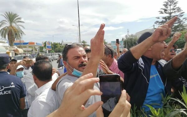 حشود أمنية ومتظاهرين أمام البرلمان التونسي - سبوتنيك عربي