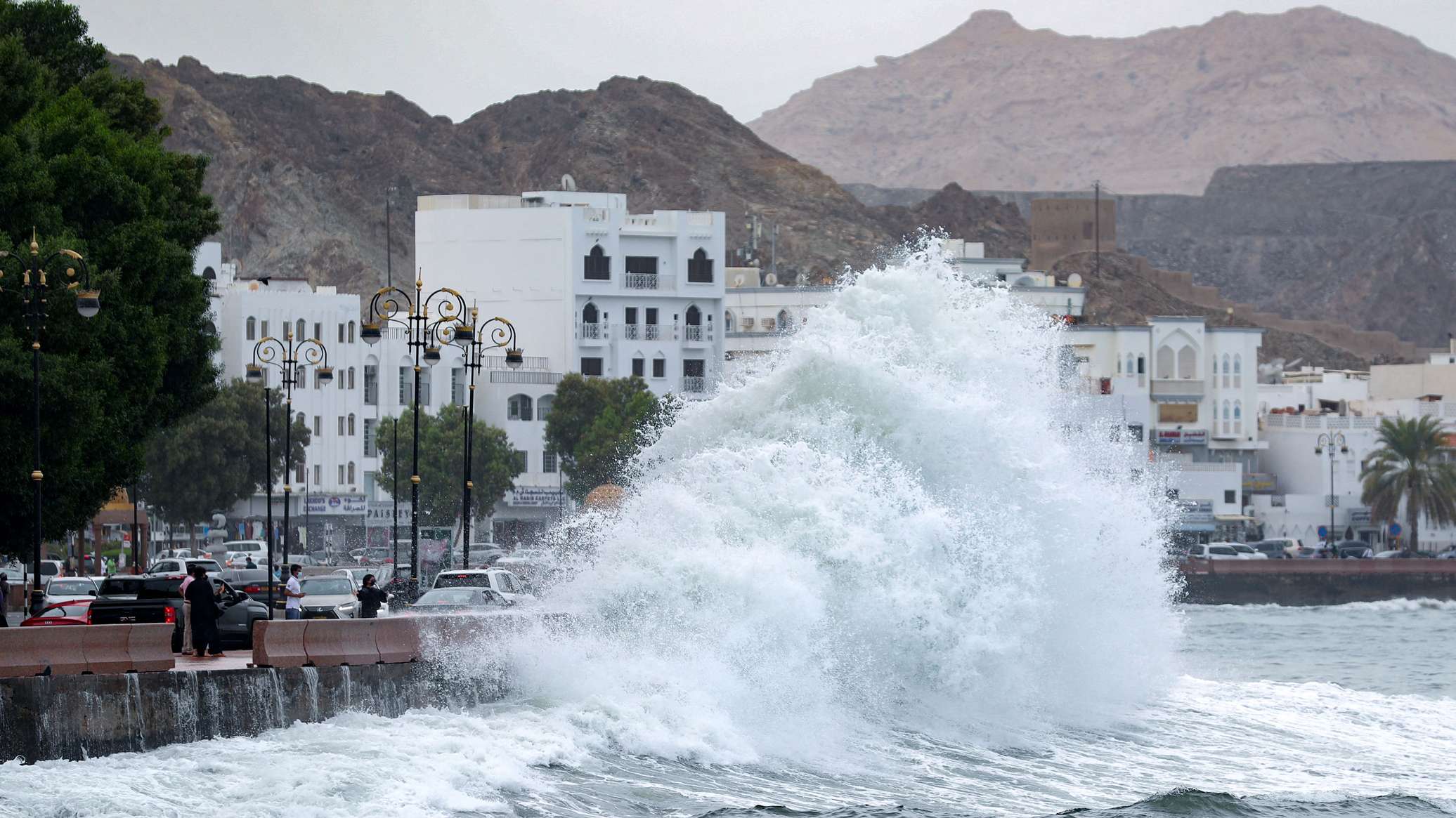 سلطنة عمان تكشف عن تضرر نحو 12 كم من شواطئها إثر التلوث الزيتي في رأس مدركة