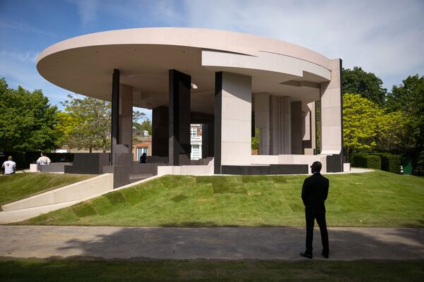 مبنى أسطواني الشكل في هايد بارك في وسط لندن، إنجلترا 8 يونيو 2021
 صممه المهندس المعماري الجنوب أفريقي ومؤسس الاستوديو المعماري في جوهانسبرغ، سمية فالي (غير مرئي) - سبوتنيك عربي