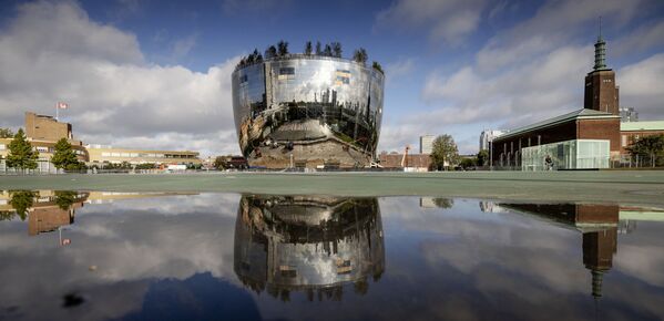 مبنى لمستودع بويجمانس فان بونينجين (Depot Boijmans Van Beuningen) في منتزهمتحف روتيردام، هولندا 24 سبتمبر 2021

سيكون المستودع جاهزًا في خريف عام 2021، لكنه مفتوح مؤقتًا للجمهور. في 26 مايو 2020، تم إغلاق المتحف لعدة سنوات بسبب عملية تجديد كبيرة، من المتوقع أن تكون في عام 2026. Depot Boijmans Van Beuningen هو أول مرفق تخزين فني في العالم يتيح الوصول إلى مجموعة المتحف الكاملة.

 - سبوتنيك عربي